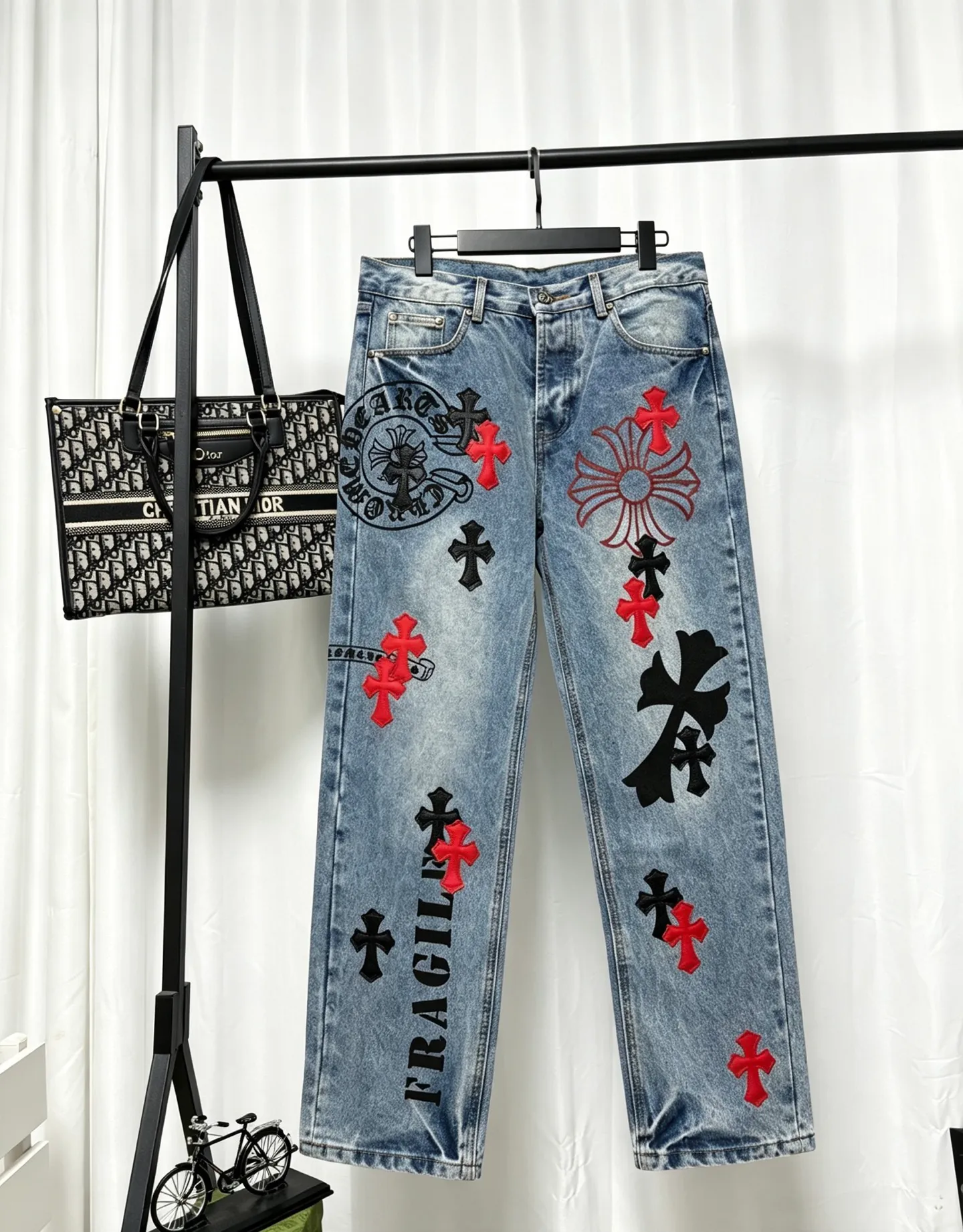 Chrome Hearts Chrome Hearts ， ， Retro ， 。 Chrome Hearts × Levi’s ， Classic ， ， ， 。 、 ， ， ， ， ， ； 、 、 ， ， 。 ✖️Levi’s ， Genuine Leather ， ，Retro ， 。